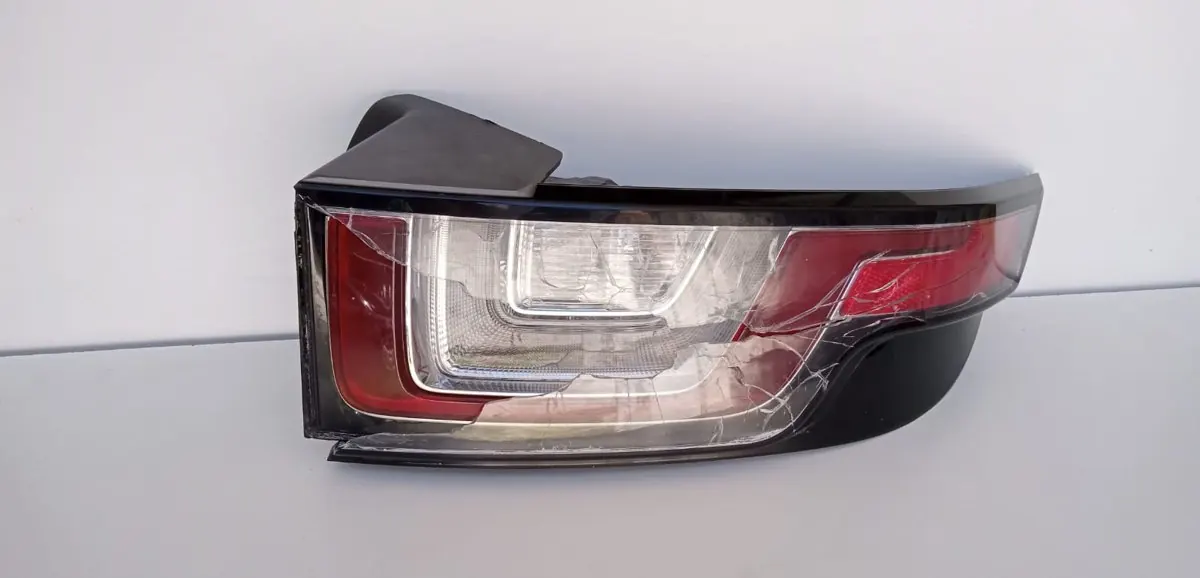 Antes: óptica trasera de una Range Rover Evoque con la tapa rajada y partida