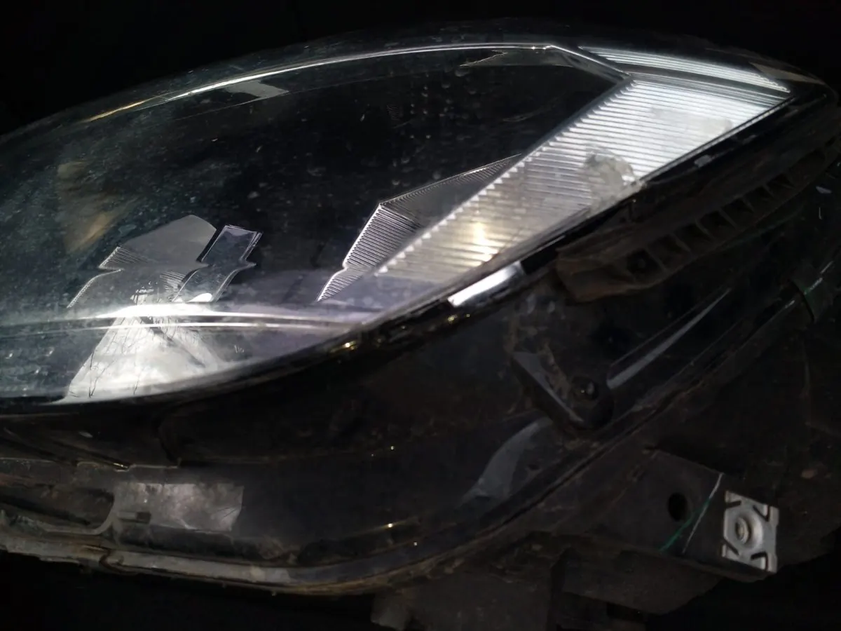Antes: óptica delantera con el acrílico opaco, sucio y dañado