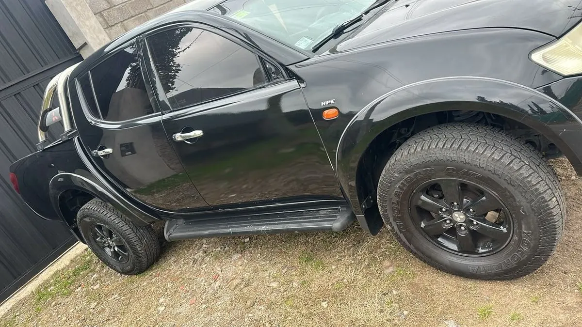 Después: Mitsubishi L200 gris con la carrocería pareja y sin marcas