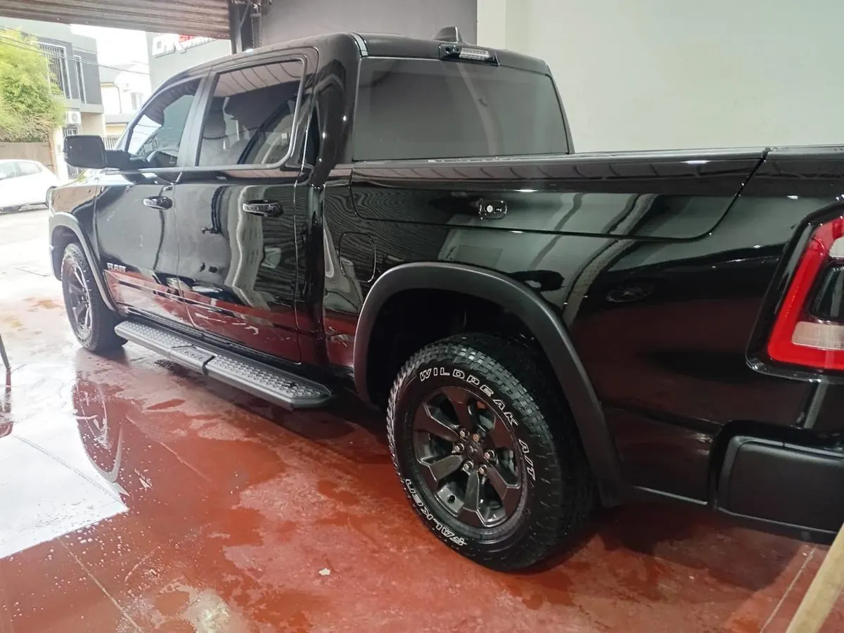 Terminada: la RAM Rebel negra lustrada, con la pintura con brillo