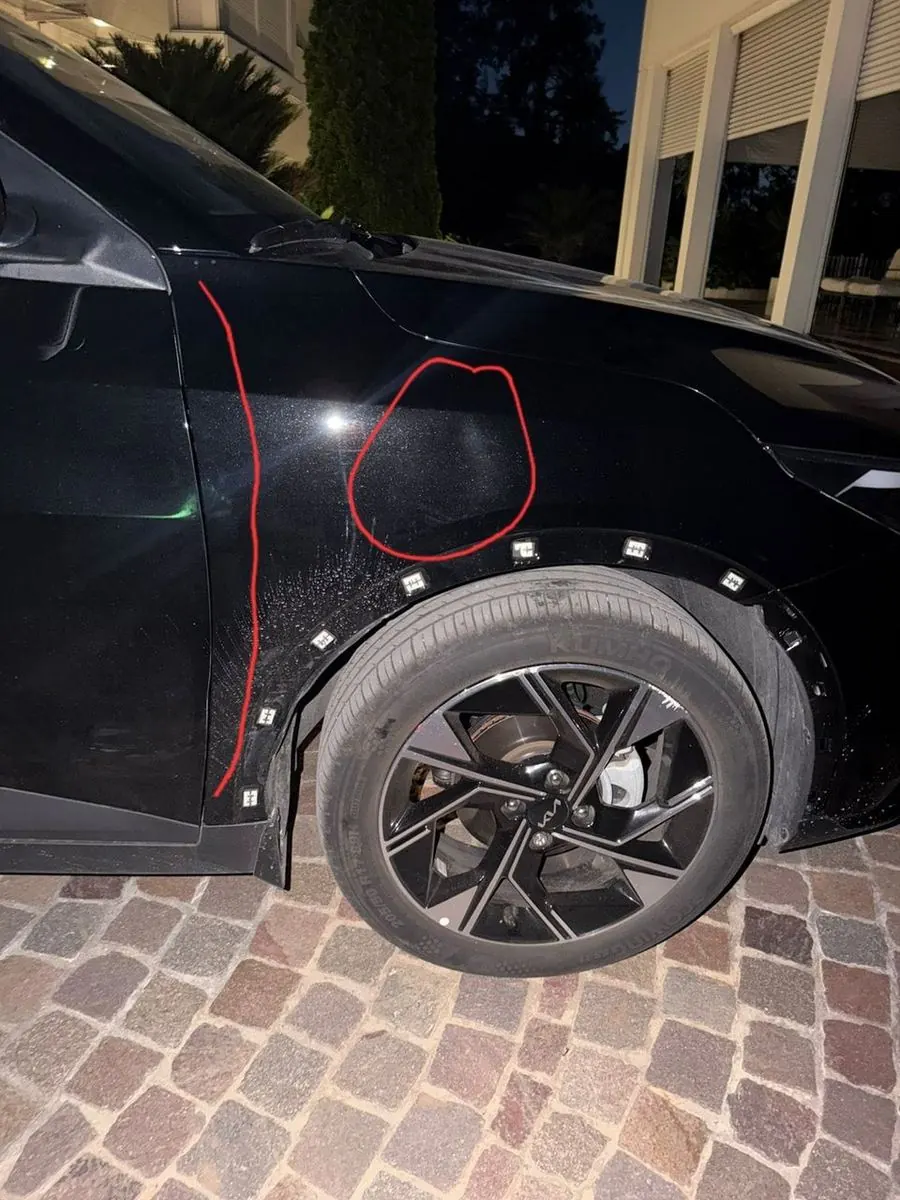 Antes: Kia negra con el sector dañado marcado en rojo para el presupuesto