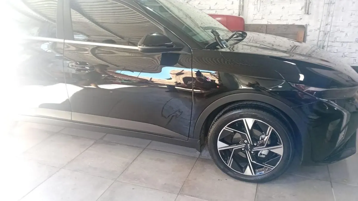 Después: Kia negra con la carrocería pareja y pintada