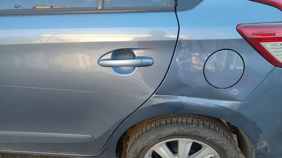 Antes: Toyota Yaris con un hundimiento en el cuarto trasero