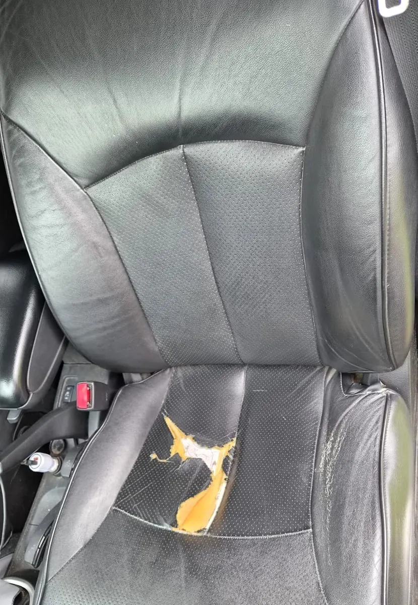 Antes: asiento del conductor de un Nissan Tiida con el cuero roto y la espuma a la vista