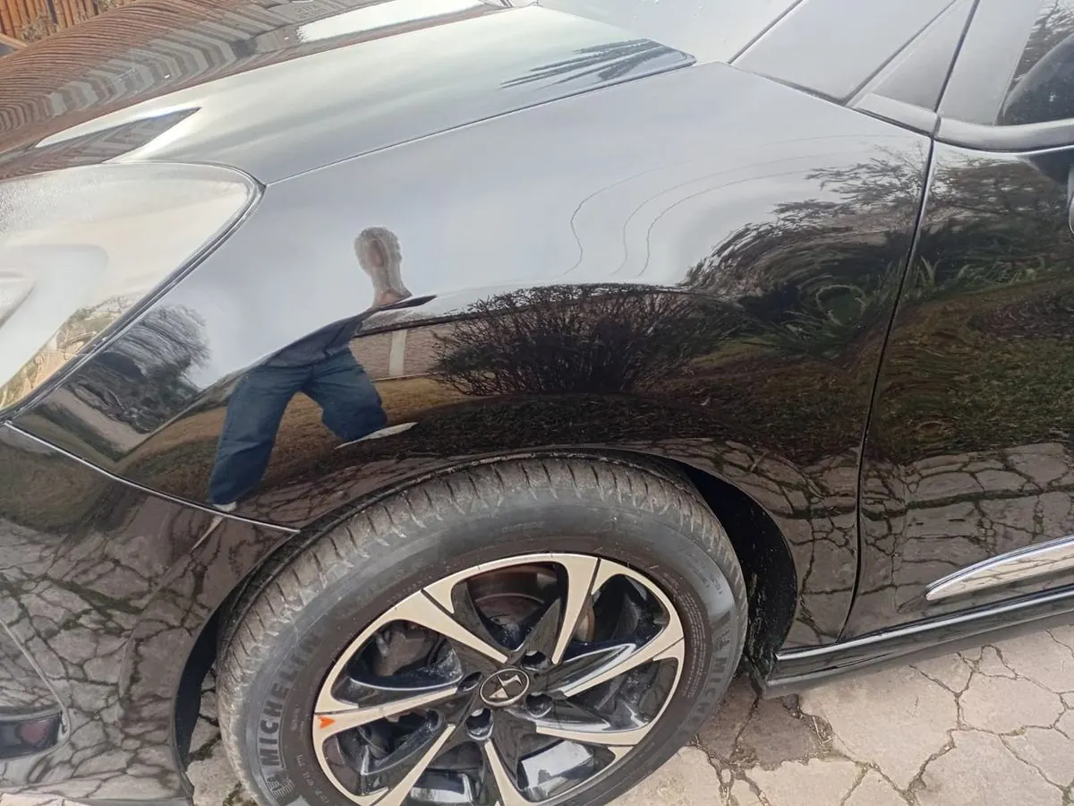 Después: Citroën DS3 negro con el frente reparado y pintado