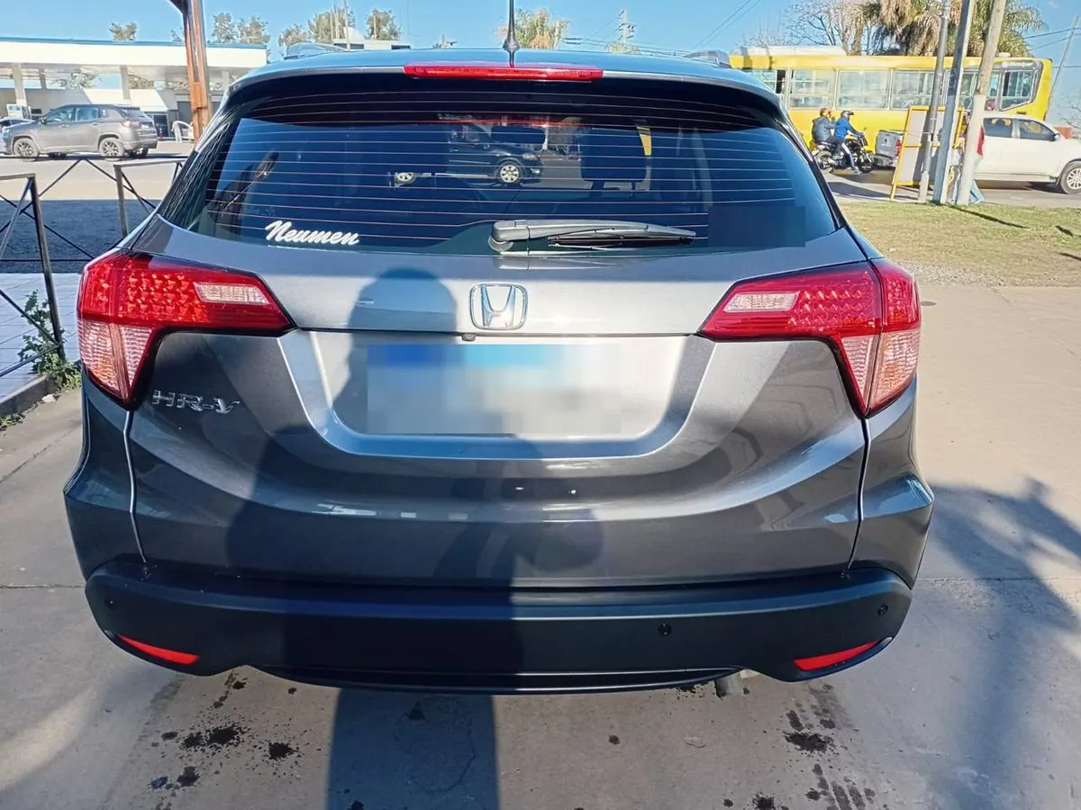 Después: Honda HR-V blanca con la parte trasera restaurada