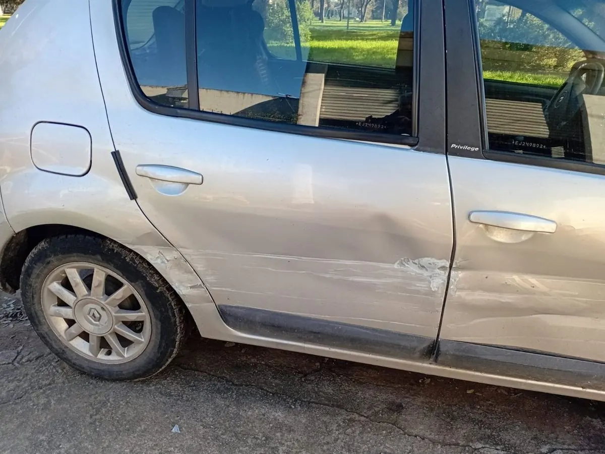 Antes: Renault Sandero con las puertas del lado izquierdo abolladas